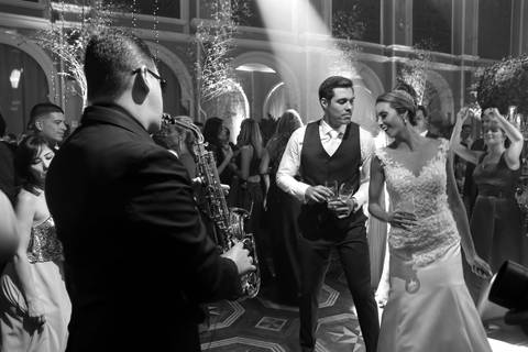 valsa-de-casamento-em-preto-e-branco-depoimento-de-casamento-foto-festa-de-casamento-fotografia-noivos-dançando-foto-de-casal-dançando-foto-noiva-dancando-fotografia-de-casamento-fabio-martins-fotografo-de-casamento-em-porto-alegre-festa-de-casamento'