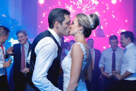 valsa-de-casamento-em-preto-e-branco-depoimento-de-casamento-foto-festa-de-casamento-fotografia-noivos-dançando-foto-de-casal-dançando-foto-noiva-dancando-fotografia-de-casamento-fabio-martins-fotografo-de-casamento-em-porto-alegre-festa-de-casamento'