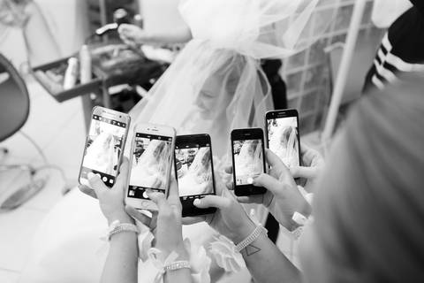 casamento-igreja-santo-inacio-de-loyola-lajeado-viviane-e-mauricio-fotografo-fabio-porto-alegre-noiva-provando-vestido'