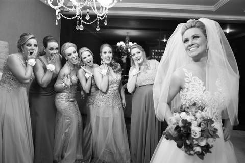 casamento-igreja-santo-inacio-de-loyola-lajeado-viviane-e-mauricio-fotografo-fabio-porto-alegre-noiva-provando-vestido'