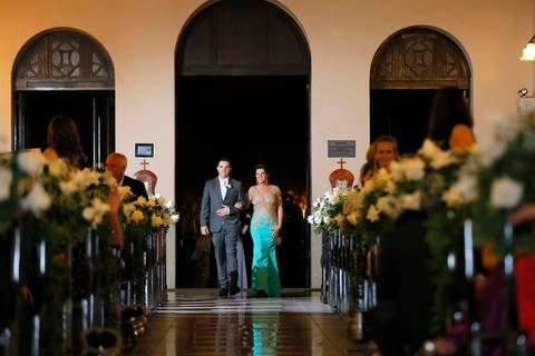 casamento-igreja-santo-inacio-de-loyola-lajeado-viviane-e-mauricio-fotografo-fabio-porto-alegre-noiva-provando-vestido'
