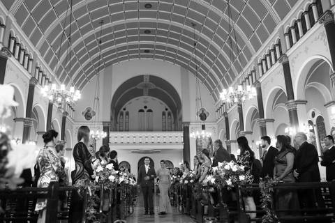 casamento-igreja-santo-inacio-de-loyola-lajeado-viviane-e-mauricio-fotografo-fabio-porto-alegre-noiva-provando-vestido'