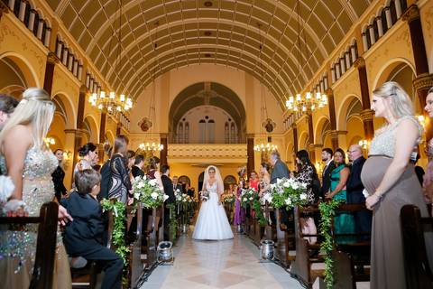 casamento-igreja-santo-inacio-de-loyola-lajeado-viviane-e-mauricio-fotografo-fabio-porto-alegre-noiva-provando-vestido'