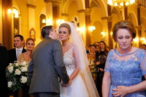 casamento-igreja-santo-inacio-de-loyola-lajeado-viviane-e-mauricio-fotografo-fabio-porto-alegre-noiva-provando-vestido'
