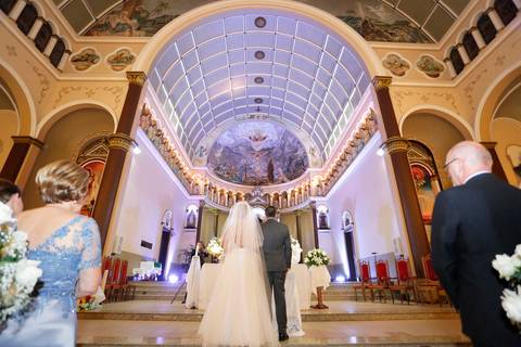 casamento-igreja-santo-inacio-de-loyola-lajeado-viviane-e-mauricio-fotografo-fabio-porto-alegre-noiva-provando-vestido'