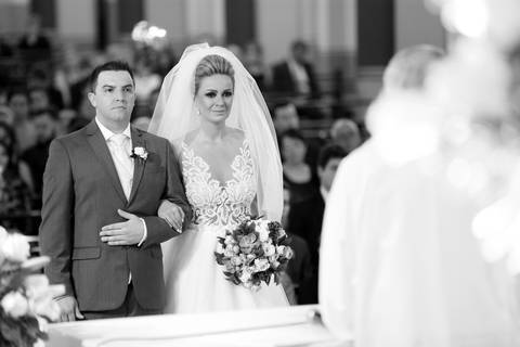 casamento-igreja-santo-inacio-de-loyola-lajeado-viviane-e-mauricio-fotografo-fabio-porto-alegre-noiva-provando-vestido'