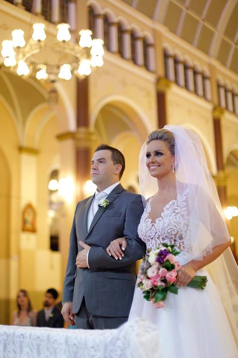 casamento-igreja-santo-inacio-de-loyola-lajeado-viviane-e-mauricio-fotografo-fabio-porto-alegre-noiva-provando-vestido'