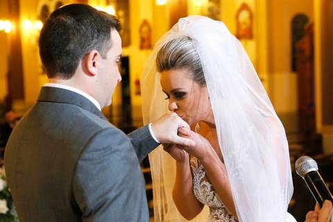 casamento-igreja-santo-inacio-de-loyola-lajeado-viviane-e-mauricio-fotografo-fabio-porto-alegre-noiva-provando-vestido'