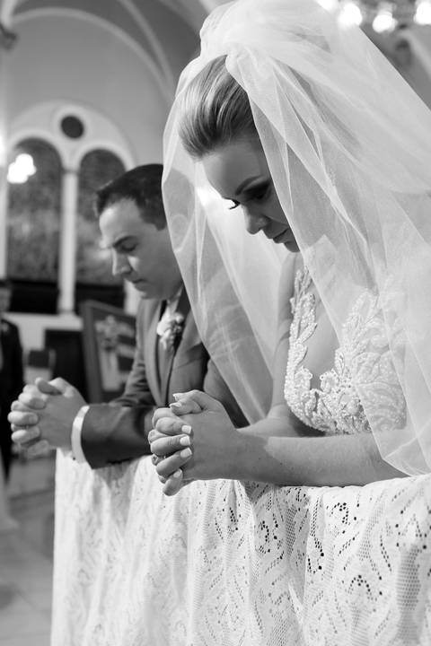 casamento-igreja-santo-inacio-de-loyola-lajeado-viviane-e-mauricio-fotografo-fabio-porto-alegre-noiva-provando-vestido'