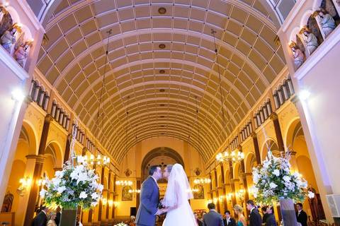 casamento-igreja-santo-inacio-de-loyola-lajeado-viviane-e-mauricio-fotografo-fabio-porto-alegre-noiva-provando-vestido'