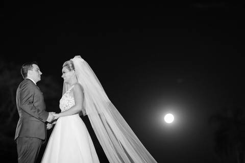 casamento-igreja-santo-inacio-de-loyola-lajeado-viviane-e-mauricio-fotografo-fabio-porto-alegre-noiva-provando-vestido'
