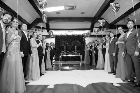 casamento-igreja-santo-inacio-de-loyola-lajeado-viviane-e-mauricio-fotografo-fabio-porto-alegre-noiva-provando-vestido'