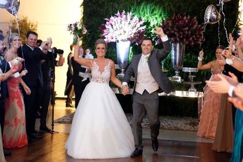 casamento-igreja-santo-inacio-de-loyola-lajeado-viviane-e-mauricio-fotografo-fabio-porto-alegre-noiva-provando-vestido'