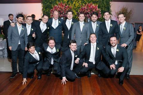 casamento-igreja-santo-inacio-de-loyola-lajeado-viviane-e-mauricio-fotografo-fabio-porto-alegre-noiva-provando-vestido'