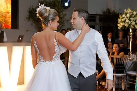 casamento-igreja-santo-inacio-de-loyola-lajeado-viviane-e-mauricio-fotografo-fabio-porto-alegre-noiva-provando-vestido'