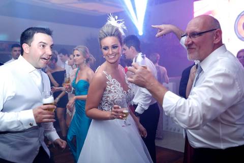 casamento-igreja-santo-inacio-de-loyola-lajeado-viviane-e-mauricio-fotografo-fabio-porto-alegre-noiva-provando-vestido'