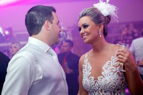 casamento-igreja-santo-inacio-de-loyola-lajeado-viviane-e-mauricio-fotografo-fabio-porto-alegre-noiva-provando-vestido'
