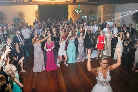 casamento-igreja-santo-inacio-de-loyola-lajeado-viviane-e-mauricio-fotografo-fabio-porto-alegre-noiva-provando-vestido'
