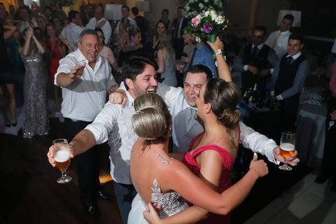 casamento-igreja-santo-inacio-de-loyola-lajeado-viviane-e-mauricio-fotografo-fabio-porto-alegre-noiva-provando-vestido'