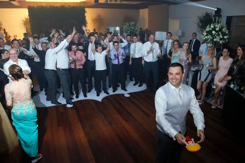 casamento-igreja-santo-inacio-de-loyola-lajeado-viviane-e-mauricio-fotografo-fabio-porto-alegre-noiva-provando-vestido'