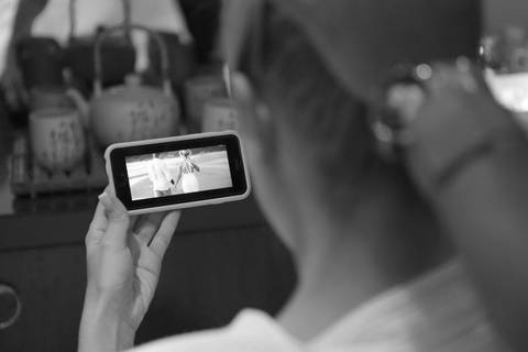 noiva-olhando-video-de-pre-weeding-pre-weeding-praia-do-rosa-e-praia-de-garopaba-noiva-sendo-produzida-fotografo-de-casmento-porto-alegre-fabio-martins-fotografando-casamento-foto-de-noiva-em-preto-e-branco-fotografia-de-casamento-em-pretoe-branco-poa-rs'