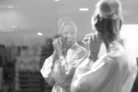 noiva-se-arrumando-para-casamento--noiva-em-frente-a-janela-noiva-pondo-brincos-noiva-de-hobby-noiva-sorrindo-dia-do-casamento-fotografo-de-casamento-porto-alegre-casamento-igreja-sao-jose-porto-alegre-rio-grande-do-sul'