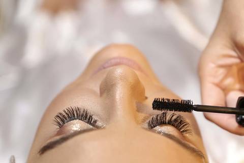 noiva-com-mae-e-sogra-no-dia-do-casamento-noiva-de-hobby-noiva-se-preparando-para-ocasamento-fotografo-de-casamento-porto-alegre-wedding-history-fotografia-de-noiva-com-mae-hobby-rosa-de-casamento-fabio-martins-foto-equipe-casamento-igreja-sao-jose'