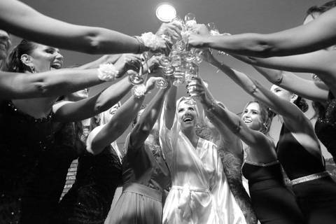 noiva-brindando-com-madrinhas-foto-preto-branc-de-casamento-fotografo-casamento-porto-alegre-fabio-martins-making-of-noiva-hotel-sheraton-noiva-sorrindo-noiva-feliz-noiva-bebendo-fotografia-casamento-igreja-sao-jose-porto-alegre-wedding-story-pre-wedding'