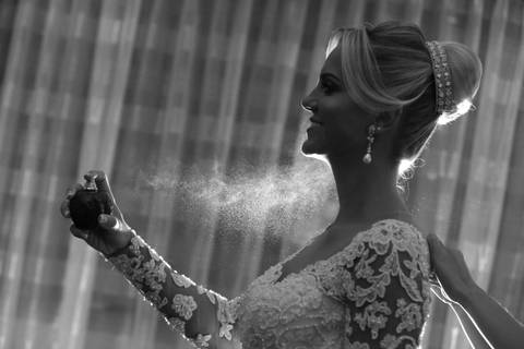 noiva-esguichando-pergume-noiva-se-arrumando-para-cerimonia-de-casamento-fotografo-casamento-porto-alegre-igreja-sao-jose-photographer-weeding-brazil-noiva-usando-perfume-para-casamento-noiva-com-penteado-coque-noiva-com-vestido-de-renda-branca-noiva-sorr'