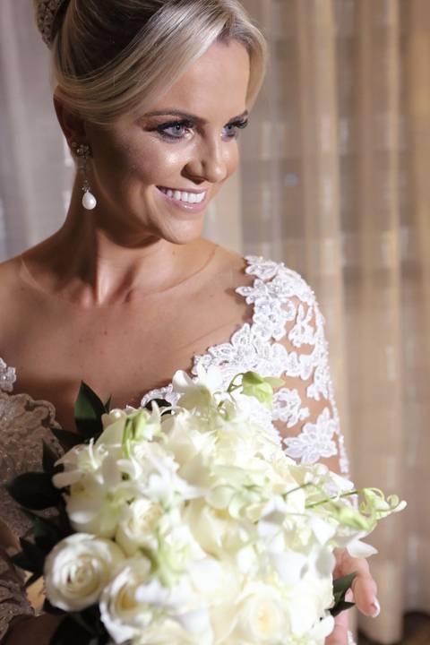 noiva-sorrindo-para-foto-com-buque-de-rosas-noiva-vestido-de-renda-branco-vestido-de-noiva-transparente-noiva-com-brinco-de-perola-fotografo-de-casamento-em-porto-alegre-best-photographer-wedding-brazil-noita-indo-cerimonia-de-casamento-igreja-sao-jose'
