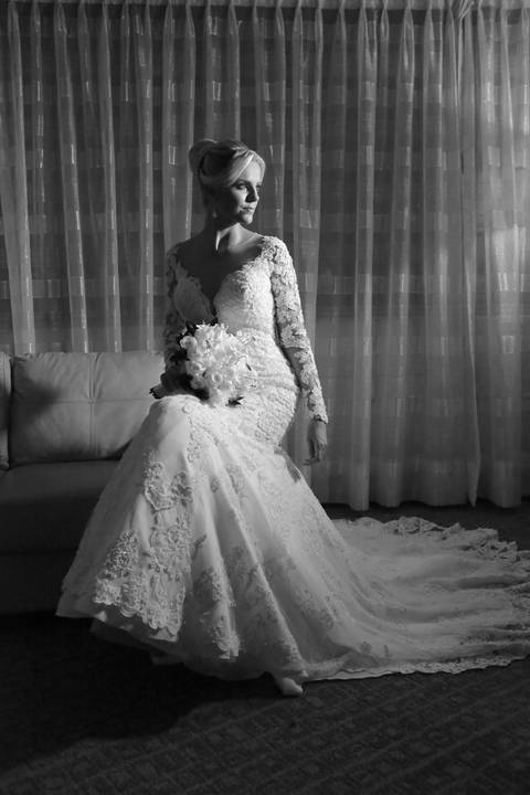 noiva-em-preto-e-branco-vestido-de-noiva-de-renda-vestido-de-renda-para-casamento-noiva-sentada-com-buque-de-rosas-na-mao-fotografo-de-casamento-porto-alegre-rio-grande-do-sul-best-photographer-wedding-in-brazil-casamento-na-igreja-sao-jose-porto-alegre'