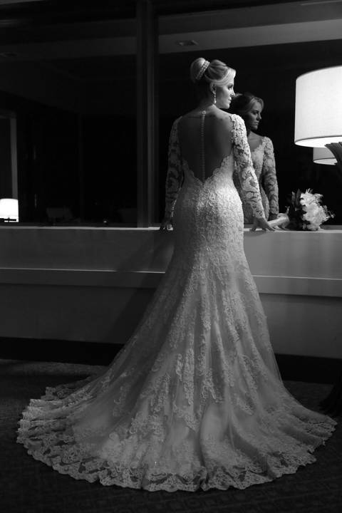 noiva-em-preto-e-branco-vestido-de-noiva-de-renda-vestido-de-renda-para-casamento-noiva-sentada-com-buque-de-rosas-na-mao-fotografo-de-casamento-porto-alegre-rio-grande-do-sul-best-photographer-wedding-in-brazil-casamento-na-igreja-sao-jose-porto-alegre'