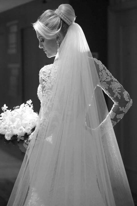 noiva-em-preto-e-branco-vestido-de-noiva-de-renda-vestido-de-renda-para-casamento-noiva-sentada-com-buque-de-rosas-na-mao-fotografo-de-casamento-porto-alegre-rio-grande-do-sul-best-photographer-wedding-in-brazil-casamento-na-igreja-sao-jose-porto-alegre'