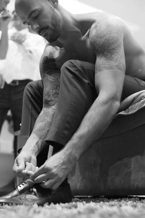 making-of-noivo-noiva-se-arrumando-para-casamento-noivo-tatuado-noivo-surfista-noivo-indo-para-cerimonia-de-casamento-na-igreja-sao-jose-em-porto-alegre-fotografo-de-casamento-em-porto-alegre-na-igreja-sao-jose-porto-alegre-best-photographer-wedding-brazi'