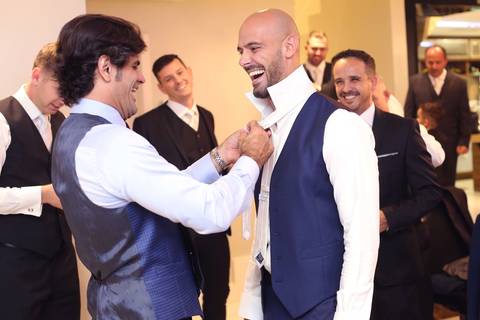 making-of-noivo-noiva-se-arrumando-para-casamento-noivo-tatuado-noivo-surfista-noivo-indo-para-cerimonia-de-casamento-na-igreja-sao-jose-em-porto-alegre-fotografo-de-casamento-em-porto-alegre-na-igreja-sao-jose-porto-alegre-best-photographer-wedding-brazi'