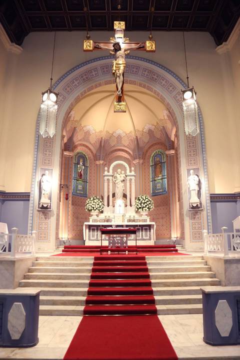 fotografia-decoracao-igreja-sao-jose-altar-igreja-sao-jose-fotografia-de-casamento-porto-alegre-fotografo-de-casamento-em-porto-alegre-fabio-martins-foto-equipe-fotografia-de-casamento-no-altar-da-igreja-sao-jose-no-centro-de-porto-alegre'