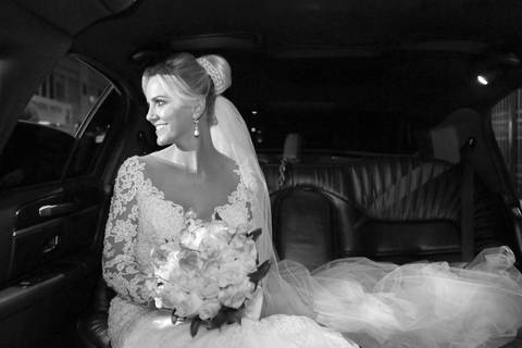 noiva-no-carro-indo-para-ocasamento-noiva-na-limousine-indo-para-a-igreja-sao-jose-no-centro-de-porto-alegre-noiva-de-vestido-de-renda-branco-casando-na-igreja-sao-jose-de-porto-alegre-rs-noiva-lisiane-casamento-best-photographer-wedding-brazil-fotografo'