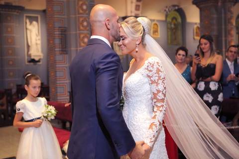 fotografo-de-casamento-em-porto-alegre-best-photoprapher-brazil-casamento-na-igreja-sao-jose-de-porto-alegre-fotografia-de-casamento-em-alta-resolução-noivo-beijando-a-noiva-no-altar-noivo-beijando-a-testa-da-noite-fotografia-cerimonia-de-casamento'