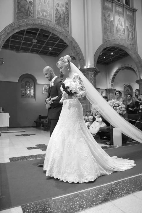 fotografo-de-casamento-em-porto-alegre-best-photoprapher-brazil-casamento-na-igreja-sao-jose-de-porto-alegre-fotografia-de-casamento-em-alta-resolução-noivo-beijando-a-noiva-no-altar-noivo-beijando-a-testa-da-noite-fotografia-cerimonia-de-casamento'