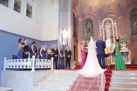 fotografo-de-casamento-em-porto-alegre-best-photoprapher-brazil-casamento-na-igreja-sao-jose-de-porto-alegre-fotografia-de-casamento-em-alta-resolução-noivo-beijando-a-noiva-no-altar-noivo-beijando-a-testa-da-noite-fotografia-cerimonia-de-casamento'