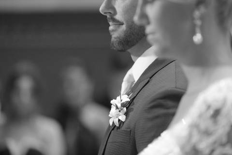 fotografo-de-casamento-em-porto-alegre-best-photoprapher-brazil-casamento-na-igreja-sao-jose-de-porto-alegre-fotografia-de-casamento-em-alta-resolução-noivo-beijando-a-noiva-no-altar-noivo-beijando-a-testa-da-noite-fotografia-cerimonia-de-casamento'