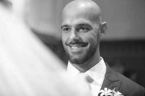 fotografo-de-casamento-em-porto-alegre-best-photoprapher-brazil-casamento-na-igreja-sao-jose-de-porto-alegre-fotografia-de-casamento-em-alta-resolução-noivo-beijando-a-noiva-no-altar-noivo-beijando-a-testa-da-noite-fotografia-cerimonia-de-casamento'