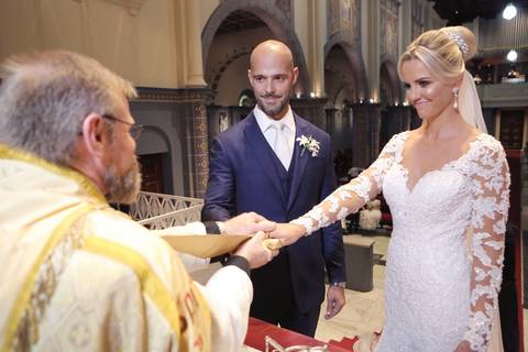 fotografo-de-casamento-em-porto-alegre-best-photoprapher-brazil-casamento-na-igreja-sao-jose-de-porto-alegre-fotografia-de-casamento-em-alta-resolução-noivo-beijando-a-noiva-no-altar-noivo-beijando-a-testa-da-noite-fotografia-cerimonia-de-casamento'