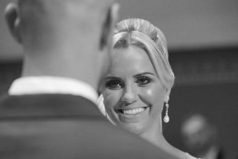 fotografo-de-casamento-em-porto-alegre-best-photoprapher-brazil-casamento-na-igreja-sao-jose-de-porto-alegre-fotografia-de-casamento-em-alta-resolução-noivo-beijando-a-noiva-no-altar-noivo-beijando-a-testa-da-noite-fotografia-cerimonia-de-casamento'