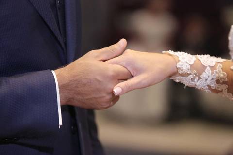 fotografo-de-casamento-em-porto-alegre-best-photoprapher-brazil-casamento-na-igreja-sao-jose-de-porto-alegre-fotografia-de-casamento-em-alta-resolução-noivo-beijando-a-noiva-no-altar-noivo-beijando-a-testa-da-noite-fotografia-cerimonia-de-casamento'