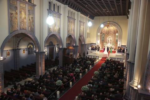 fotografo-de-casamento-em-porto-alegre-best-photoprapher-brazil-casamento-na-igreja-sao-jose-de-porto-alegre-fotografia-de-casamento-em-alta-resolução-noivo-beijando-a-noiva-no-altar-noivo-beijando-a-testa-da-noite-fotografia-cerimonia-de-casamento'