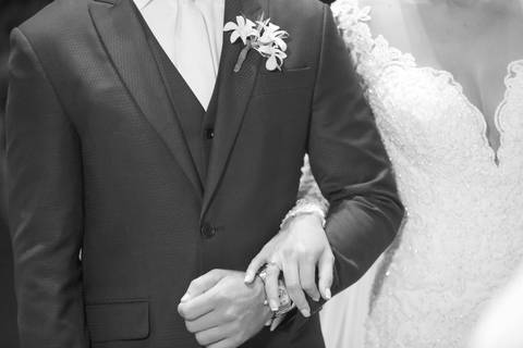 fotografo-de-casamento-em-porto-alegre-best-photoprapher-brazil-casamento-na-igreja-sao-jose-de-porto-alegre-fotografia-de-casamento-em-alta-resolução-noivo-beijando-a-noiva-no-altar-noivo-beijando-a-testa-da-noite-fotografia-cerimonia-de-casamento'