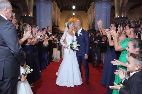 fotografo-de-casamento-em-porto-alegre-best-photoprapher-brazil-casamento-na-igreja-sao-jose-de-porto-alegre-fotografia-de-casamento-em-alta-resolução-noivo-beijando-a-noiva-no-altar-noivo-beijando-a-testa-da-noite-fotografia-cerimonia-de-casamento'