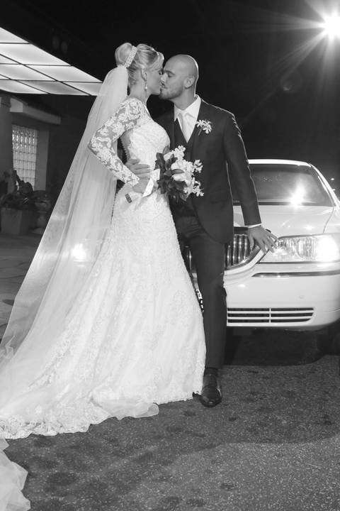 fotografo-de-casamento-em-porto-alegre-best-photoprapher-brazil-casamento-na-igreja-sao-jose-de-porto-alegre-fotografia-de-casamento-em-alta-resolução-noivo-beijando-a-noiva-no-altar-noivo-beijando-a-testa-da-noite-fotografia-cerimonia-de-casamento'