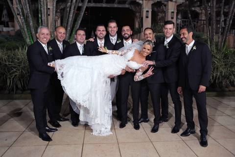 festa-de-casamento-na-associação-leopoldina-juvenil-fotografia-de-noiva-com-padrinhos-noiva-com-vestido-de-renda-branco-festa-de-casamento-na-associaçao-leopoldina-juvenil-festa-no-ALJ'